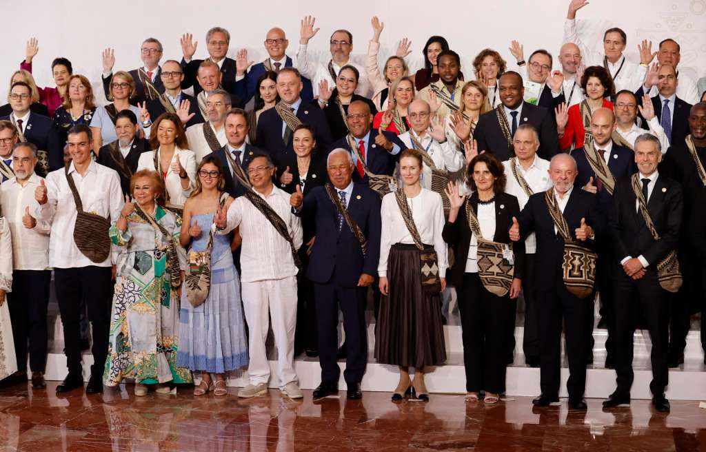 AME7293. SANTA MARTA (COLOMBIA), 09/11/2025.- El presidente de Colombia Gustavo Petro (ci), acompañado de los asistentes a la ceremonia de apertura de la IV Cumbre CELAC-UE, posan en la foto oficial este domingo, en Santa Marta (Colombia). El número de jefes de Estado y de Gobierno que asistirán a la IV Cumbre de la Comunidad de Estados Latinoamericanos y Caribeños (CELAC) y la Unión Europea (UE) en la ciudad colombiana de Santa Marta se redujo de doce a nueve, informaron fuentes oficiales. EFE/ Mauricio Dueñas Castañeda