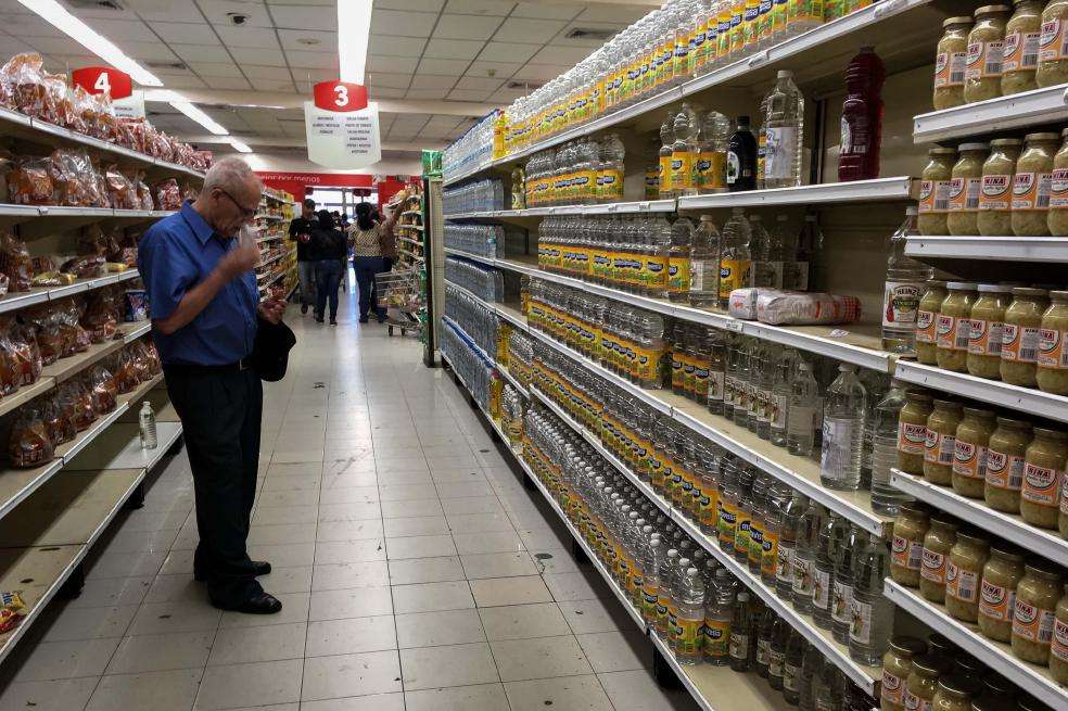 Los venezolanos de la tercera edad comienzan a migrar del país por la escasez y la violencia.  / EFE