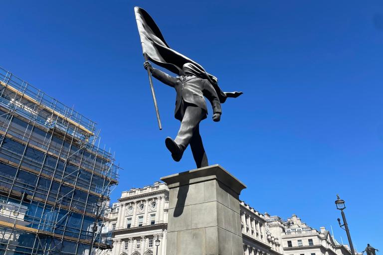 Una nueva estatua de Banksy apareció en el centro de Londres