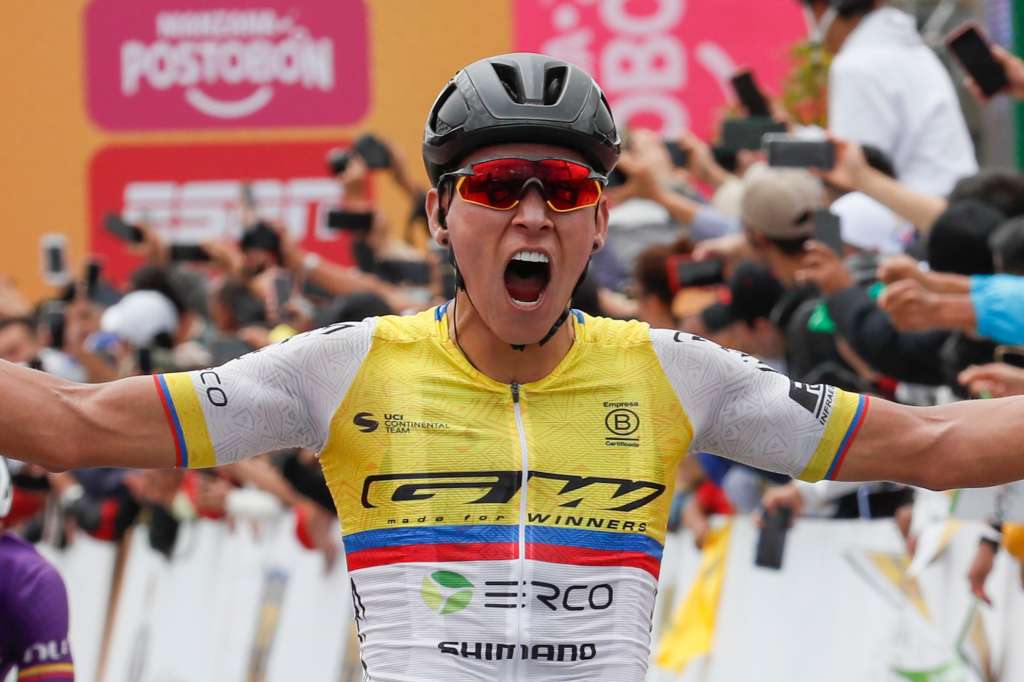 AMDEP6659. TUNJA (COLOMBIA), 08/02/2024.- El corredor colombiano Alejandro Osorio de GW Erco Shimano celebra al ganar la tercera etapa de la carrera ciclística Tour Colombia 2024 hoy, en Tunja (Colombia). EFE/ Carlos Ortega