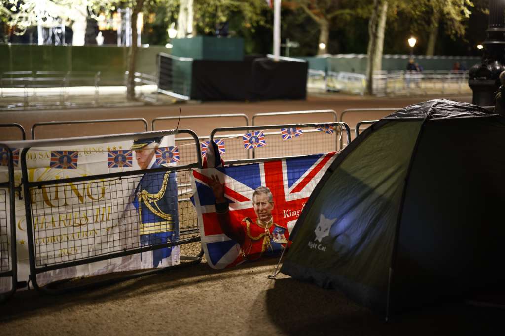 London (United Kingdom), 02/05/2023.- A tent set up in advance of the coronation of Britain's King Charles III on the Mall, near Buckingham Palace in London, Britain, 02 May 2023. A man was arrested on 02 May after allegedly throwing items, suspected to be shotgun cartridges, into the grounds of Buckingham Palace. (Reino Unido, Londres) EFE/EPA/TOLGA AKMEN