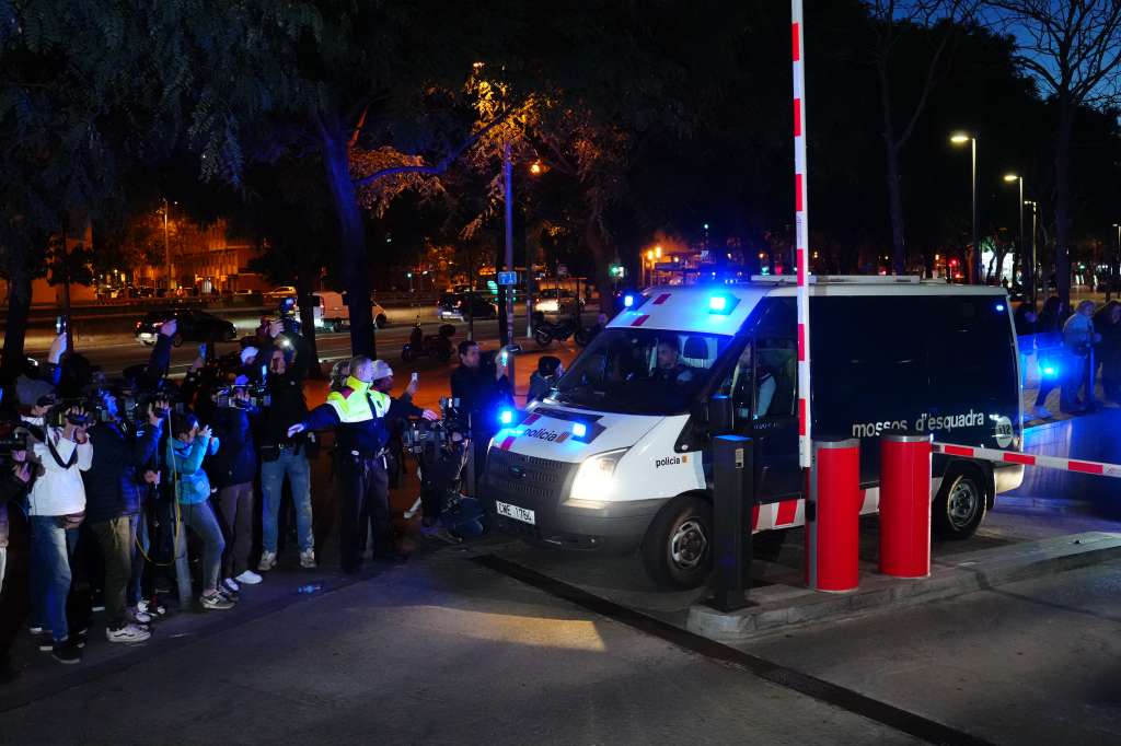 BARCELONA 20/01/2023.- El jugador del FC Barcelona, Dani Alves, a su salida los calabozos de la Ciudad de la Justicia hacia la cárcel Brians 1 de Sant Esteve Sesrovires (Barcelona), en un vehículo de los Mossos d'Esquadra, este viernes en la ciudad condal. La jueza de instrucción ha acordado el ingreso en prisión sin fianza del exjugador del Barça, acusado de un delito de agresión sexual, por violar presuntamente a una mujer en un baño privado de una discoteca de Barcelona la noche del pasado 30 de diciembre. EFE/ Enric Fontcuberta