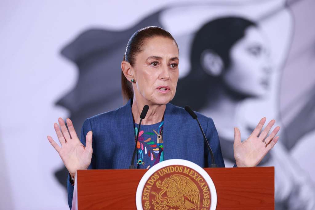 MEX315. CIUDAD DE MÉXICO (MÉXICO), 13/08/2026.- La presidenta de México, Claudia Sheinbaum, habla durante una rueda de prensa este jueves, en Palacio Nacional de la Ciudad de México (México). El Gobierno de Colombia no aprobó el ingreso de la brigada de rescate del Ejército mexicano para colaborar en las labores de búsqueda y rescate tras el terremoto de magnitud 7,4 del lunes, debido a requisitos de certificación, informó Sheinbaum. EFE/Mario Guzmán