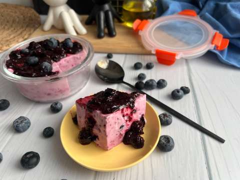 Gelatina de yogur con arándanos: postre fácil y cremoso