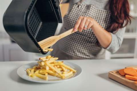 ¿Cómo evitar que la comida se pegue en la freidora de aire?
