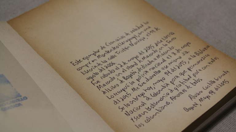Fotografías de los objetos sagrados en la Biblioteca Nacional.