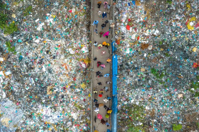 Categoría MPB Visión del Futuro
Jahid Apu con su dron muestra un puente rodeado de desechos plásticos en Dhaka, Bangladesh.