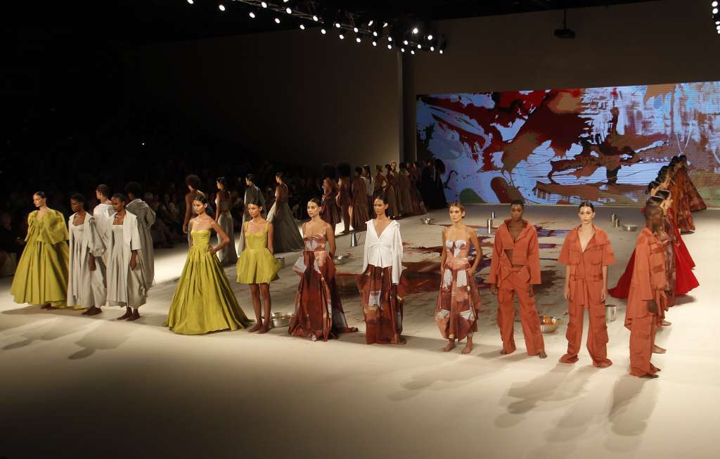 MED118 -MEDELLÍN (COLOMBIA), 24/07/2023.- Modelos desfilan durante la pasarela inaugural "Límites Indefinidos" de la diseñadora María Elena Villamil hoy, en Colombiatex + Colombiamoda 2023, en Medellín (Colombia). EFE/ Luis Eduardo Noriega A.