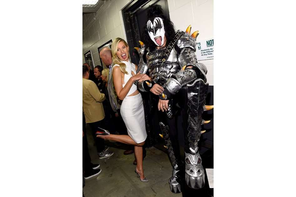 El músico Gene Simmons y la modelo Karolina Kurkova. / AFP
