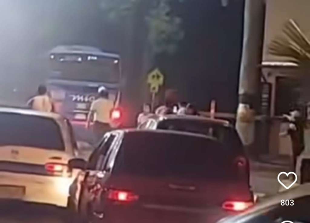Bus del Mío a la entrada de la Tercera Brigada del Ejército.