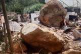 Familia se salvó de ser aplastada por piedra que cayó sobre su casa en Medellín