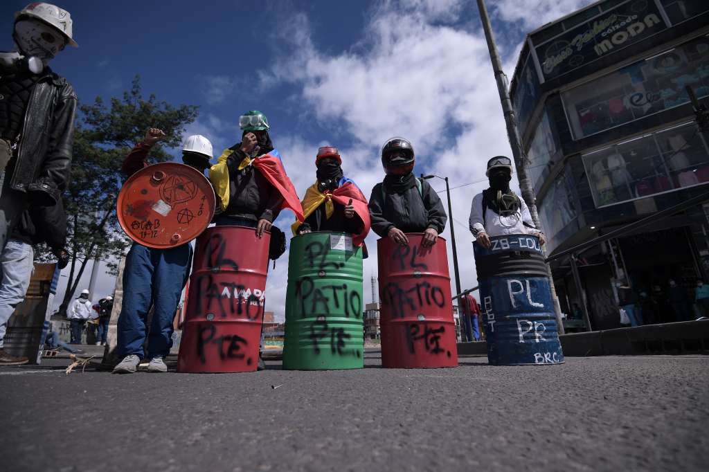Plantón y protestas en la glorieta del Tintal que se desplazó hacia el portal de las Américas, ahora denominado Portal de la Resistencia, en el marco de la fiesta del 20 de julio "Día de la Independencia".