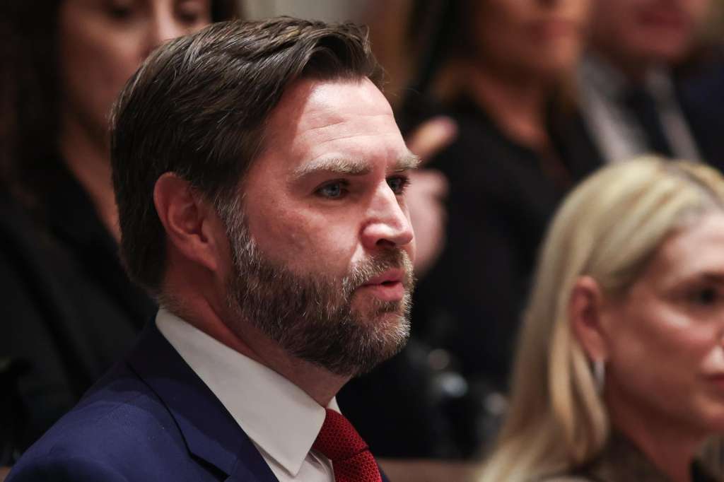 Washington (United States), 09/10/2025.- US Vice President JD Vance (L) speaks during a Cabinet Meeting at the White House in Washington, DC, USA, 09 October 2025. US President Donald Trump announced that Israel and Hamas have agreed to the first phase of a Gaza peace plan, which includes the release of Israeli hostages and Palestinian prisoners, the withdrawal of Israeli forces, and the delivery of humanitarian aid to Gaza. EFE/EPA/SAMUEL CORUM / POOL