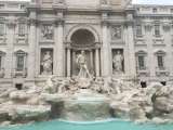 Roma: turista trepó la icónica Fontana di Trevi para llenar su botella de agua
