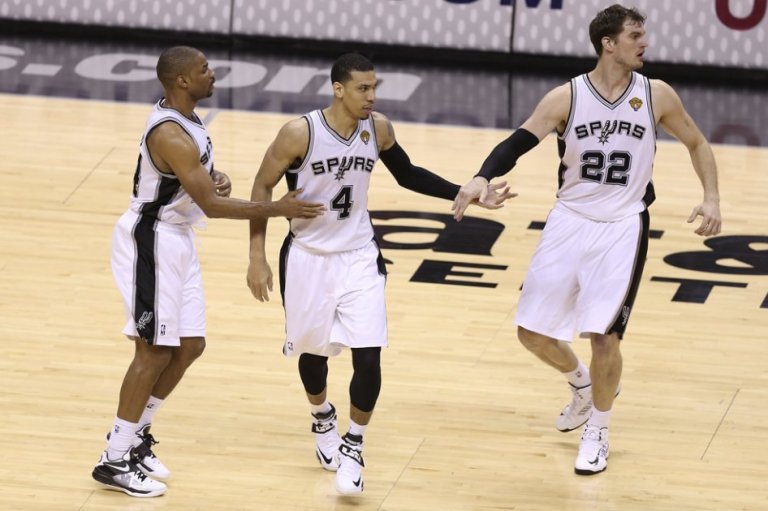 Los Spurs por paliza se llevaron el tercero de la serie