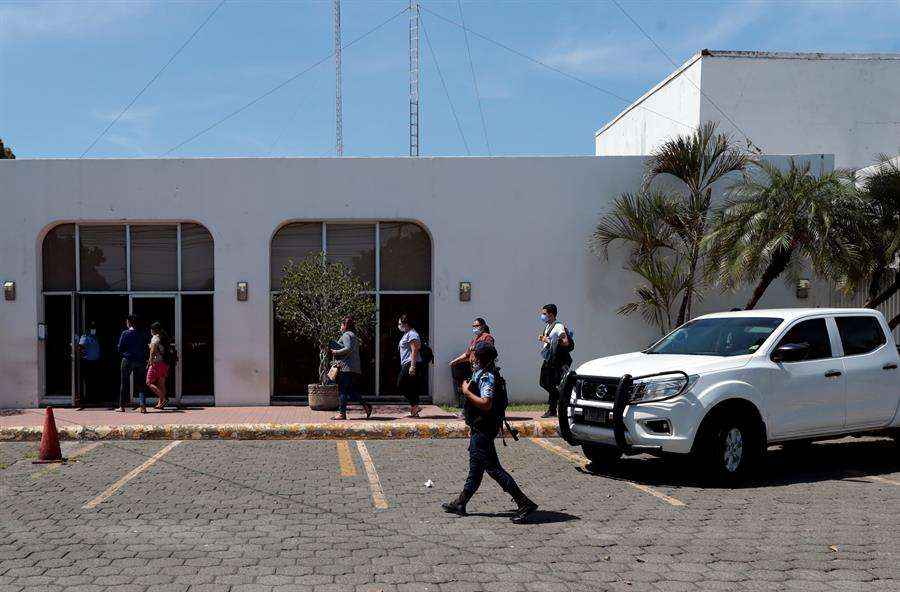 Patrullas de la policía ingresaron a las instalaciones del diario hacia el mediodía, donde se encontraba personal del rotativo, que el viernes dejó de circular de forma impresa pero anunció que mantendría sus plataformas digitales.