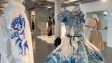 Vestidos, máscaras y cultura pop en una muestra sobre la moda en Lisboa