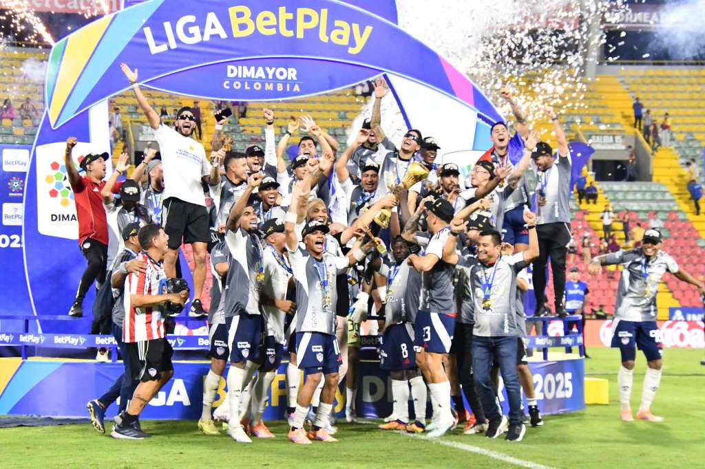 AME8947. IBAGUE (COLOMBIA), 16/12/2025.- Jugadores de Junior celebran con el trofeo al ganar Liga Colombiana frente a Tolima este martes, en el estadio Manuel Murillo Toro, en Ibagué (Colombia). EFE/ Agencia Unido360