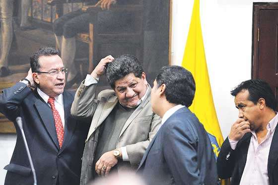 El concejal Jorge Durán Silva y el periodista José Fernando Porras conversan en la plenaria del Concejo con Víctor Armella (de espalda). / Gabriel Aponte