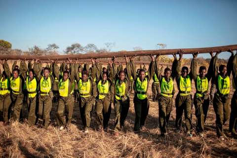 El ejército de mujeres que se enfrenta a la caza ilegal en Zimbabue