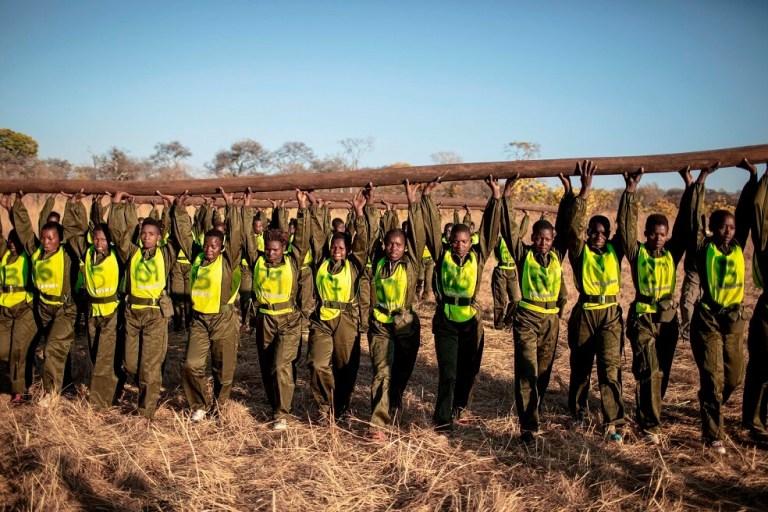 El ejército de mujeres que se enfrenta a la caza ilegal en Zimbabue