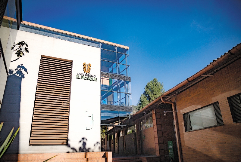 La universidad El Bosque lleva 43 años trabajando en la educación de alta calidad.