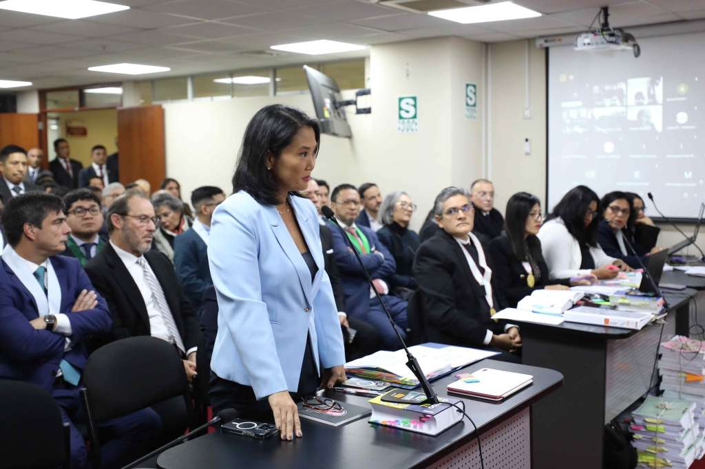 AME8523. LIMA (PERÚ), 01/07/2024.- Fotografía cedida por el Poder Judicial de la excandidata presidencial peruana Keiko Fujimori (c) durante el inicio de su juicio por lavado de activos, este lunes en la Corte Superior Nacional de Justicia, en Lima (Perú). Fujimori llegó este lunes a la Corte Superior Nacional de Justicia para el inicio del juicio oral por lavado de activos, caso por el que la Fiscalía pide 30 años de prisión por presuntamente haber recibido aportes ilícitos en sus campañas electorales de 2011 y 2016. EFE/ Poder Judicial / SOLO USO EDITORIAL/ SOLO DISPONIBLE PARA ILUSTRAR LA NOTICIA QUE ACOMPAÑA (CRÉDITO OBLIGATORIO)
