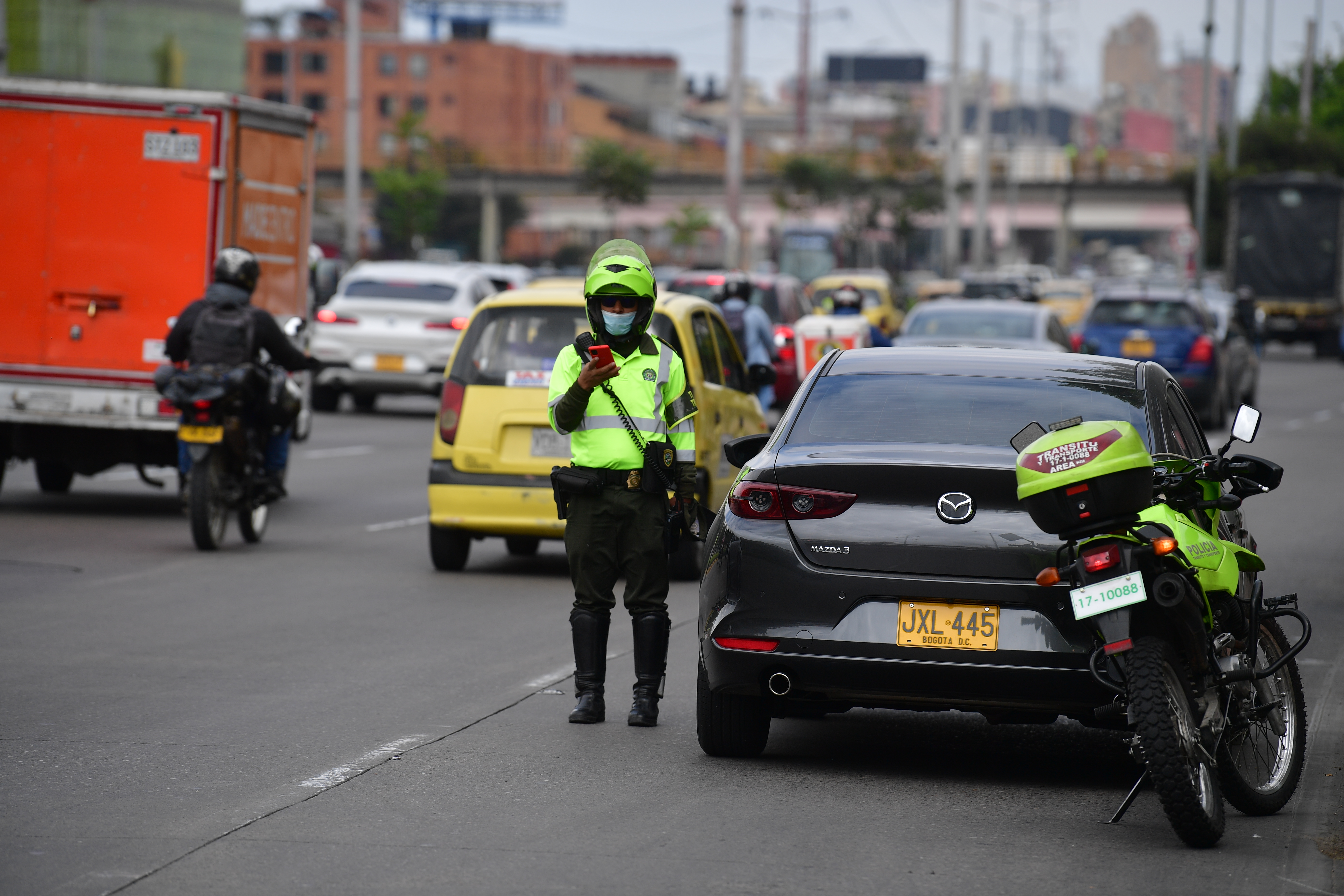Cambio en el sistema del Pico y Placa en Bogotá. ahora es por días pares e impares desde las 6:00 a.m. hasta las 9:00 p.m. de cada día hábil.