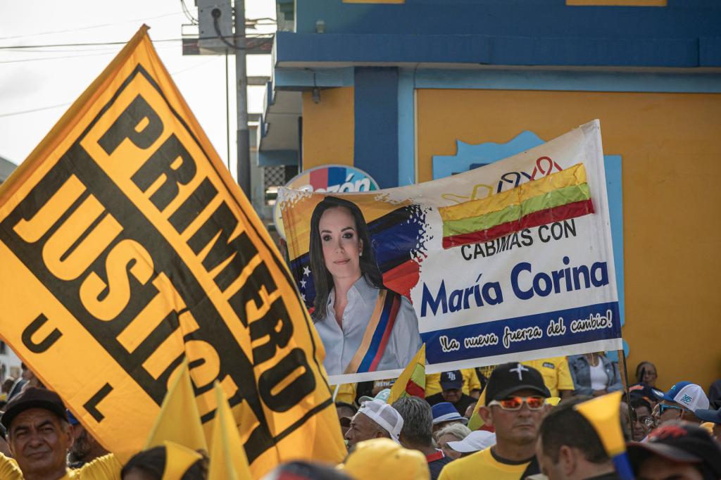 AME7013. MARACAIBO (VENEZUELA), 30/05/2026.- Personas sostienen un cartel con la imagen de la líder opositora y nobel de la paz María Corina Machado en una manifestación este sábado, en Maracaibo (Venezuela). Más de un millar de venezolanos, junto con varios de los principales dirigentes opositores del país, se movilizaron en Maracaibo, capital del estado Zulia (noroeste, fronterizo con Colombia), para exigir la celebración de elecciones presidenciales y la libertad de todos los presos políticos. EFE/ Henry Chirinos