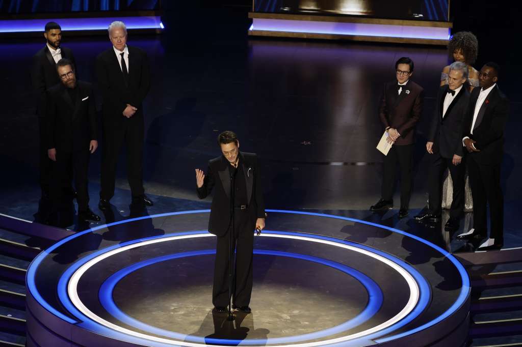 Los Angeles (United States), 10/03/2024.- Robert Downey Jr (C) speaks after winning the Oscar for Best Supporting Actor during the 96th annual Academy Awards ceremony at the Dolby Theatre in the Hollywood neighborhood of Los Angeles, California, USA, 10 March 2024. The Oscars are presented for outstanding individual or collective efforts in filmmaking in 23 categories. EFE/EPA/CAROLINE BREHMAN
