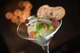 Receta para preparar ceviche de corvina con pepino melón, toronja y aguacate
