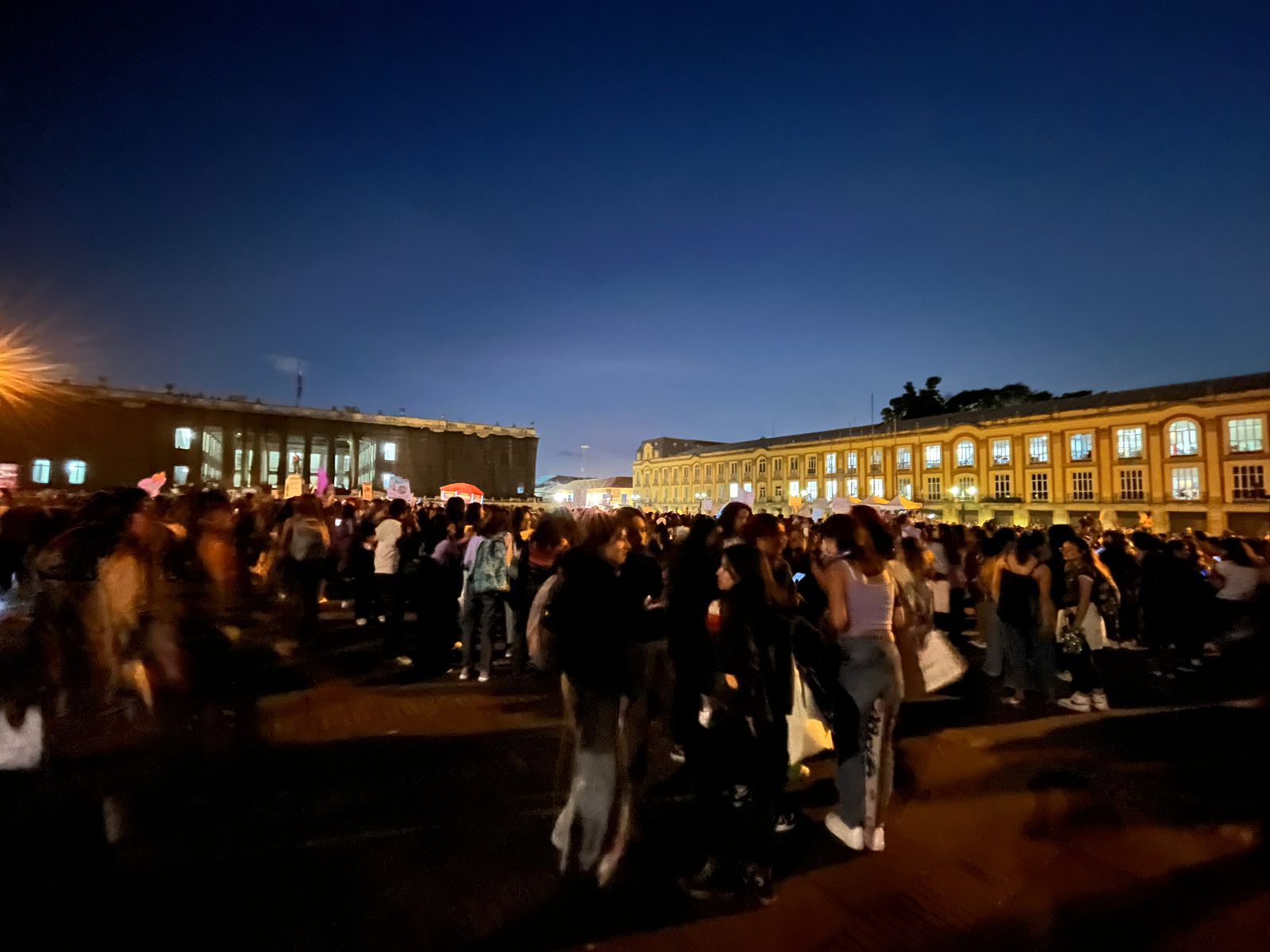 Cientos de mujeres conmemoraban el 8M en la Plaza de Bolívar, antes de que ingresara el Esmad.