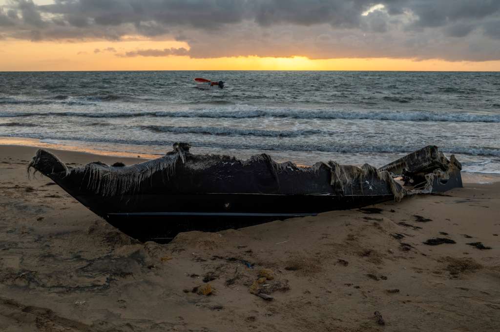Restos de una embarcación quemada en la playa cerca de Puerto López, Colombia, el 21 de diciembre de 2025.
