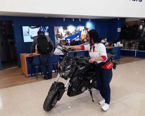 Mujeres compran cada vez más motos en Colombia