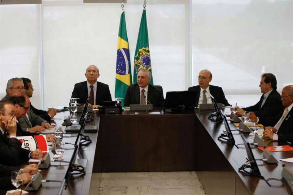El presidente interino Michel Temer se reunió con líderes sindicales para discutir una reforma del sistema de jubilaciones y pensiones de seguridad social. / EFE
