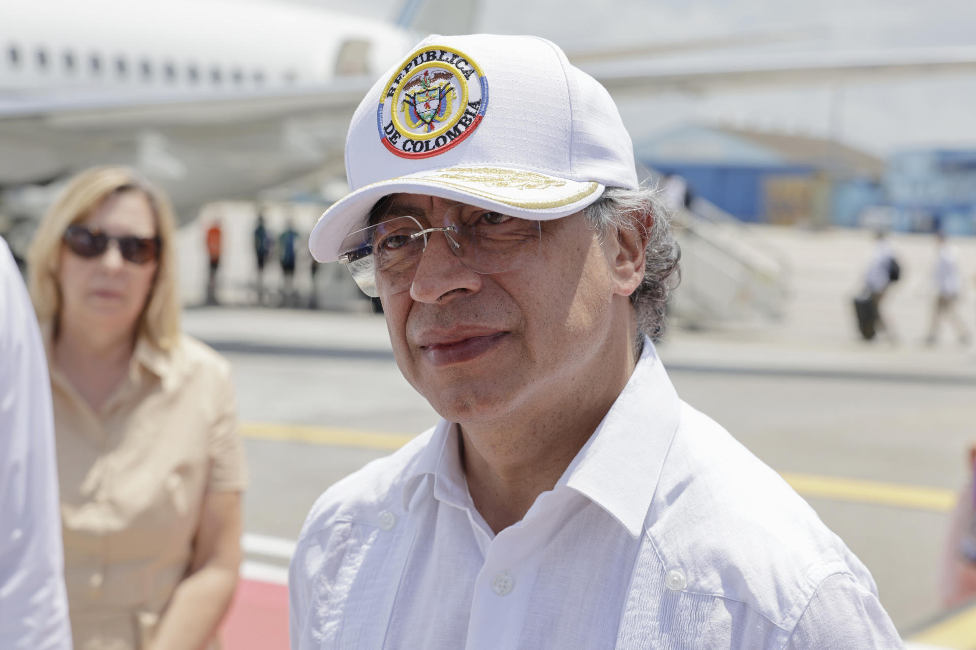 AME5148. LA HABANA (CUBA), 01/08/2026.- El presidente de Colombia, Gustavo Petro, da declaraciones para hacer un llamado a “establecer pactos que lleven a construir soluciones para los problemas comunes de la humanidad y de América” antes de salir este sábado, del aeropuerto internacional José Martí en La Habana (Cuba). EFE/ Norlys Perez POOL