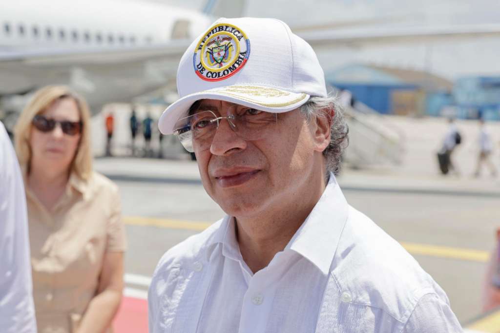 AME5148. LA HABANA (CUBA), 01/08/2026.- El presidente de Colombia, Gustavo Petro, da declaraciones para hacer un llamado a “establecer pactos que lleven a construir soluciones para los problemas comunes de la humanidad y de América” antes de salir este sábado, del aeropuerto internacional José Martí en La Habana (Cuba). EFE/ Norlys Perez POOL