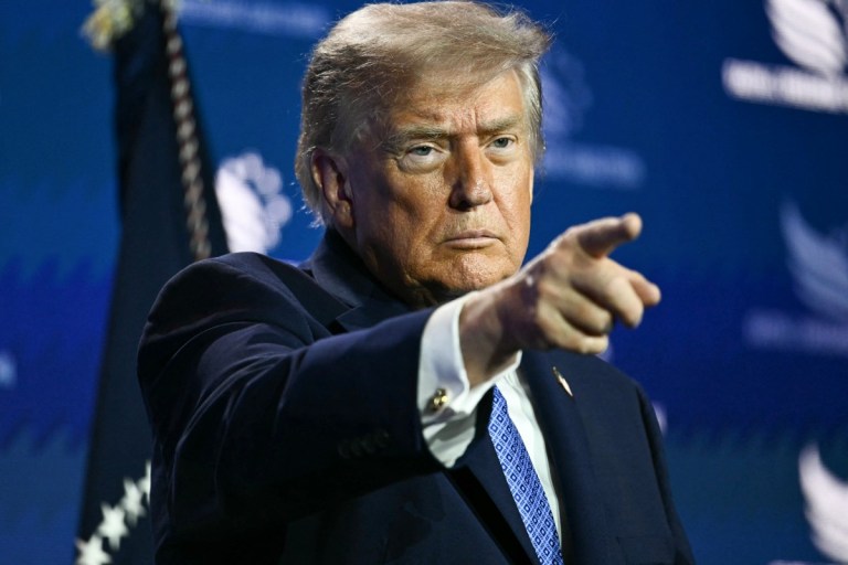 Trump amenaza con aranceles del 100 % a países que graven empresas digitales estadounidenses