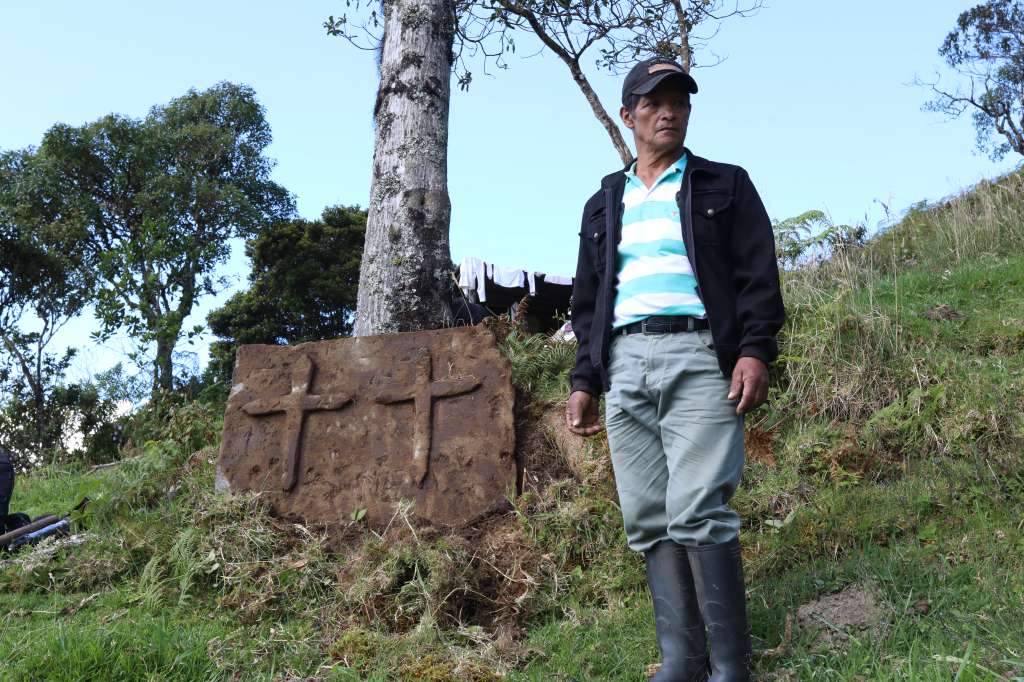 Era tradición dejar una cruz en el sitio donde se enterraba la gente para dignificarlos, para que supieran que había alguien que se preocupaba por ellos y los cuidaba a pesar de que no estuviera su familia.