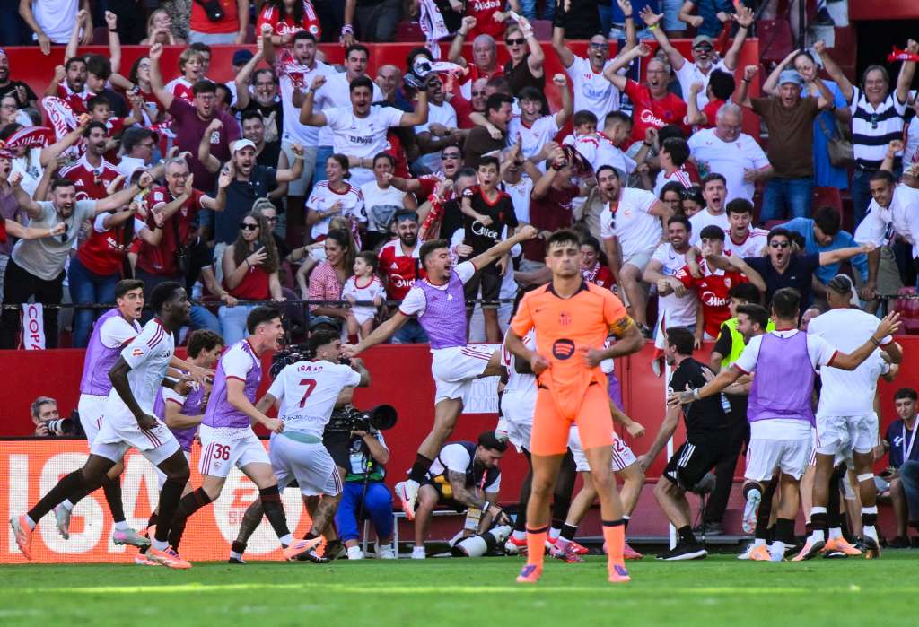 SEVILLA, 05/10/2025.-El defensa del Sevilla José Carmona celebra su gol contra el Barcelona, durante el partido de la jornada 8 de Laliga EA Sports, este domingo en el estadio Sánchez-Pizjuán en Sevilla.-EFE/ Raúl Caro