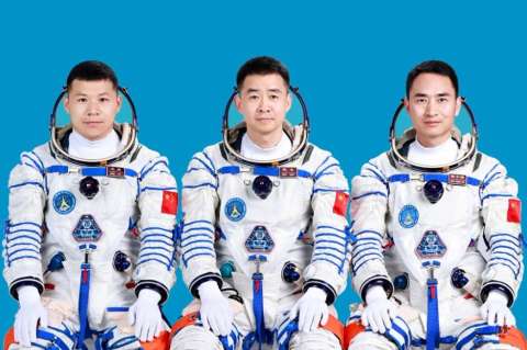 El regreso de tres astronautas a la Tierra se retrasa por impacto con escombros espaciales