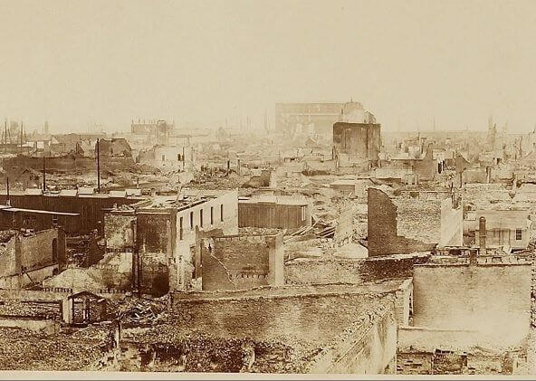 Imagen de lo que quedó de Chicago luego de la noche del 8 de octubre de 1871, cuando un grupo de hombres estaba jugando a los dados en un pajar situado en el centro de la ciudad, y uno de ellos dejó caer una lámpara, provocando la tragedia.