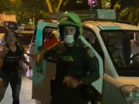 Denuncian que policía disparó a jóvenes en manifestación pacífica en Cali