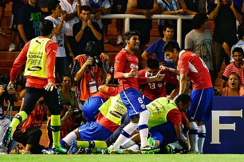 Jugadores chilenos celebran el gol con el que vencieron a Argentina en el Sudamericano Sub-20. / AFP