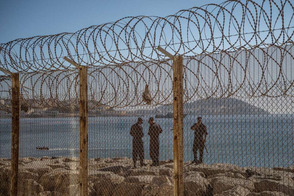 Guardias fronterizos y barcos marroquíes patrullan la costa en la frontera con España en Fnideq, Marruecos, este mes.