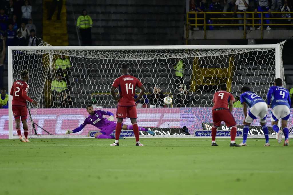 Medellín abrió el marcador con un tiro penalti ejecutado por Leyser Chaverra. El cobro nació de una falta del portero Álvaro Montero sobre Brayan León.