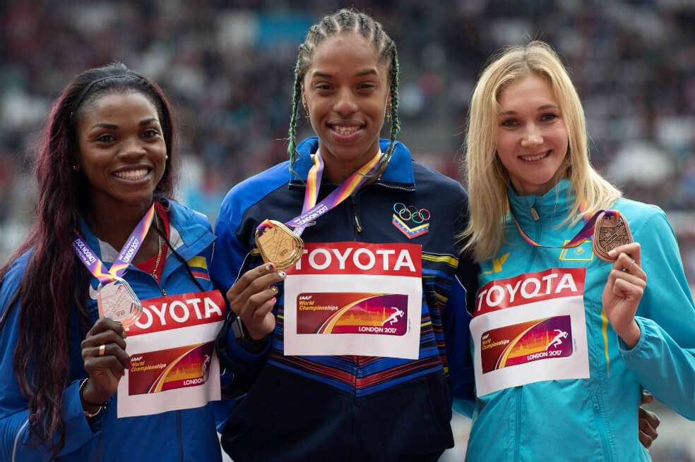 Caterine Ibargüen (Izq.), Yulimar Rojas y la kazaja Olga Rypakova (der.), en el podio de Londres 2017. / EFE