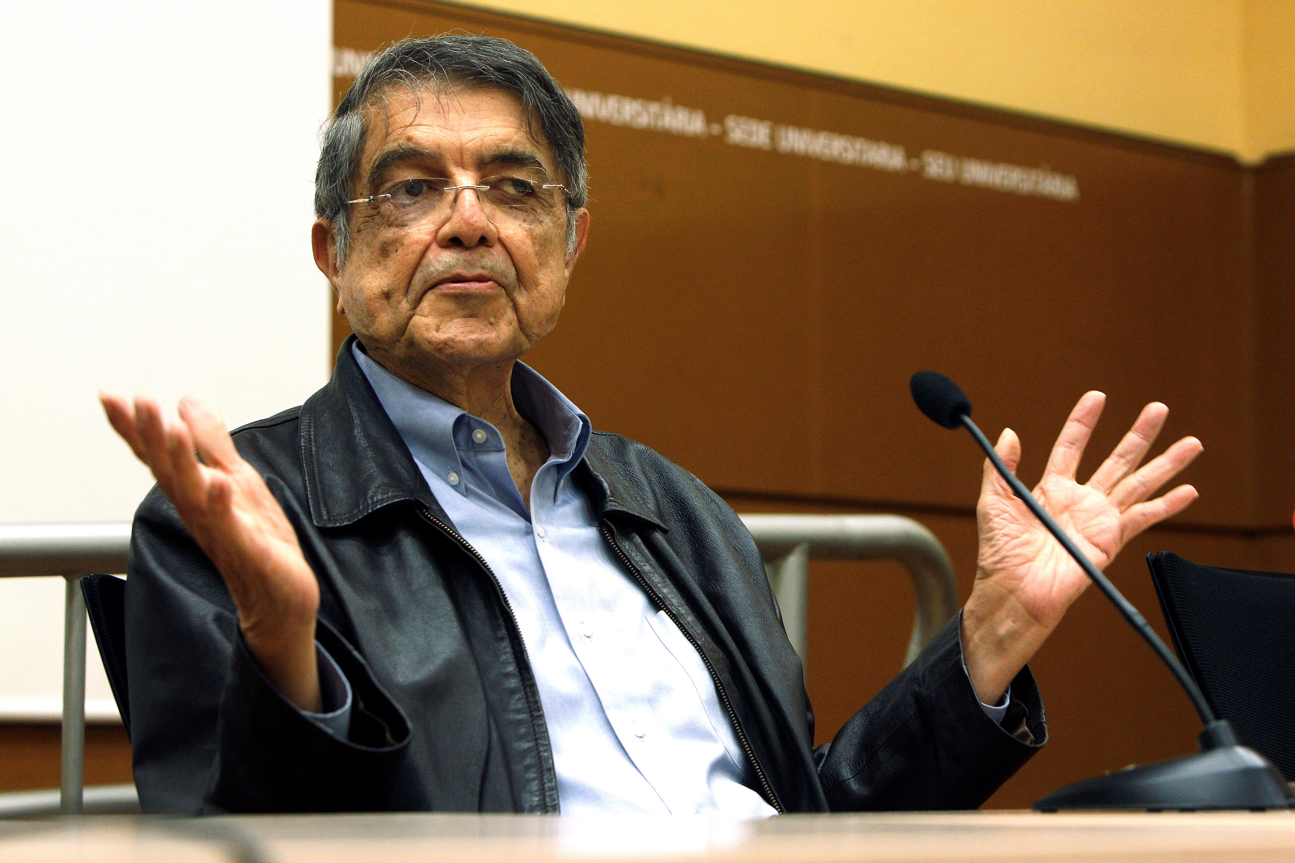 GRAFCVA3099. ALICANTE, 22/02/2022.- El escritor y periodista nicaragüense, Sergio Ramírez, Premio Cervantes 2017, durante la rueda de prensa que ha ofrecido en la sede de la Universidad de Alicante dónde esta tarde pronunciará la conferencia "La Nicaragüa que yo2 escribo" y presentará la última novela de su trilogía "Tongolele no sabía bailar". En la imagen con la Directora del CeMaB (Centro de Estudios Literarios Mario Benedetti), Beatriz Aracil.EFE/Morell