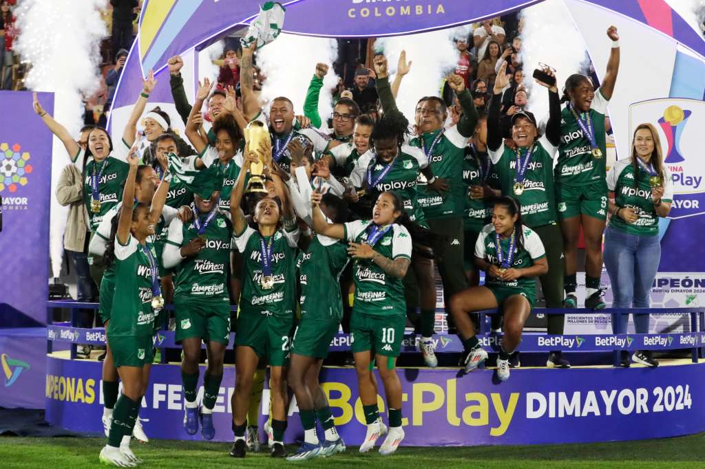 AME1076. BOGOTÁ (COLOMBIA), 16/08/2024.- Jugadoras de Cali levantan el trofeo de campeonas este viernes, luego de ganar el partido de la final de la Liga Profesional Femenina entre Santa Fe y Deportivo Cali en el estadio El Campín en Bogotá (Colombia). EFE/ Carlos Ortega