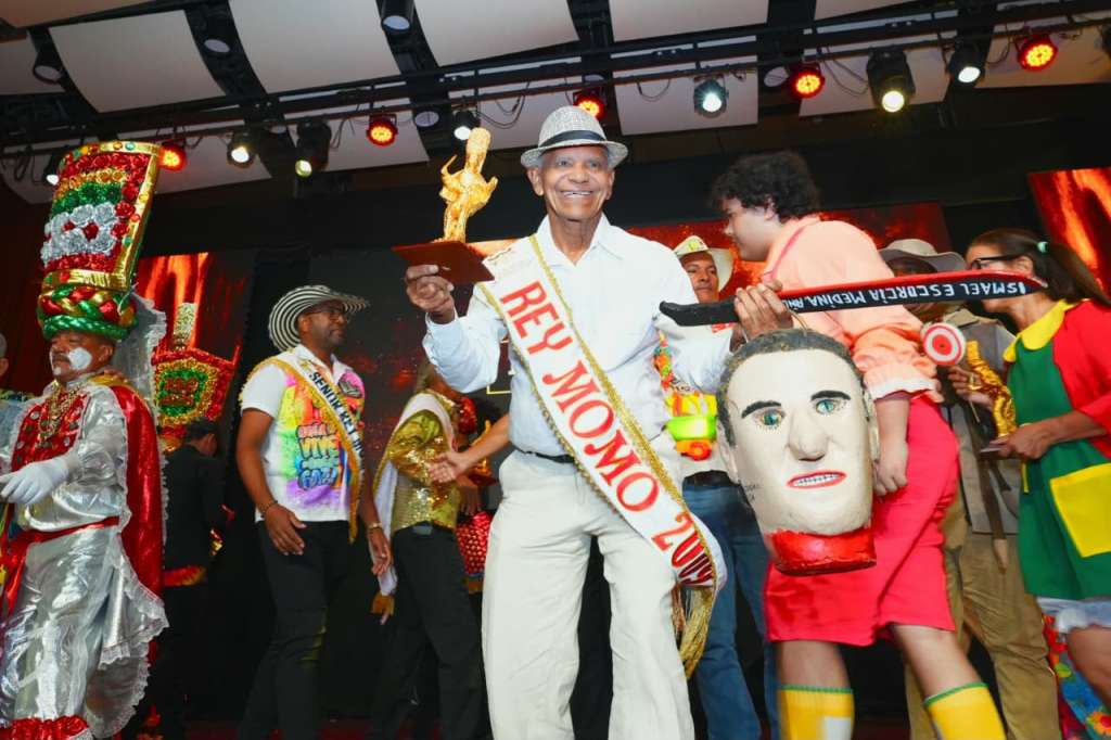 La ceremonia también rindió homenaje a los Reyes del Carnaval, líderes de tradición, maestros carroceros y hacedores que, con su dedicación, mantienen vivo el legado de la manifestación cultural declarada por la UNESCO como Patrimonio Cultural Inmaterial de la Humanidad.